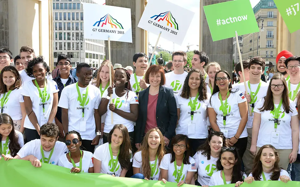 Start des J7-Jugendgipfels in Berlin: Die internationalen Jugendlichen mit der Parlamentarischen Staatssekretärin Caren Marks | © David Ausserhofer J7-Jugendgipfel Berlin Gruppenfoto