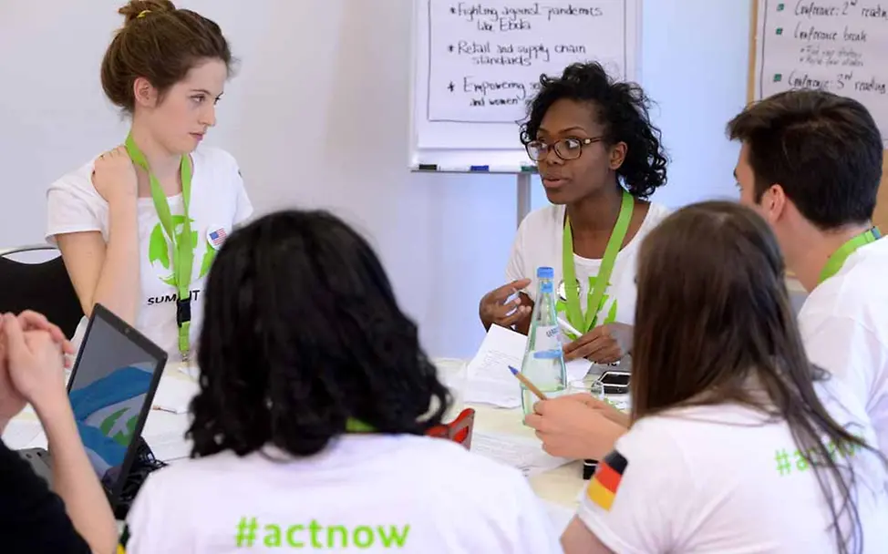 Jugendliche aus 19 Ländern diskutierten die Themen der Staats- und Regierungschefs der G7 | © David Ausserhofer J7 Jugendgipfel Berlin