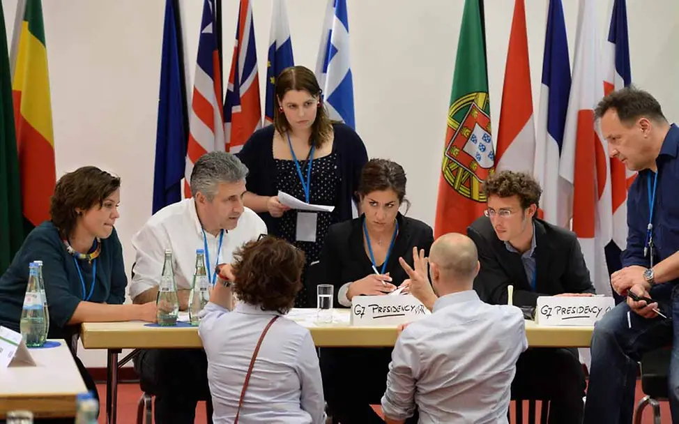 Das Modertionasteam im Plenum: Wie bei den echten G7-Verhandlungen | © David Ausserhofer J7 Jugendgipfel Berlin