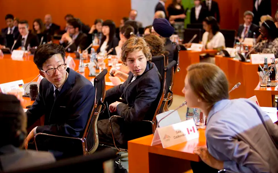 Die jugendlichen Delegierten der einzelnen Länder stimmen sich während der Diskussion miteinander ab | © UNICEF/Julia Zimmermann J7-Gipfel in Berlin