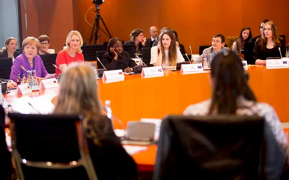 Bundeskanzlerin Merkel und Bundesjugendministerin Schwesig hören sehr aufmerksam zu | © UNICEF/Julia Zimmermann J7-Gipfel in Berlin