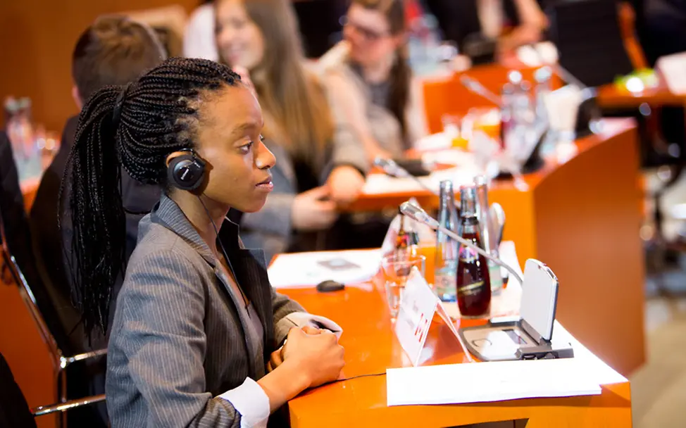 In einem Plenarsaal tragen die Jugendlichen offiziell ihre Ergebnisse vor | © UNICEF/Julia Zimmermann J7-Gipfel in Berlin