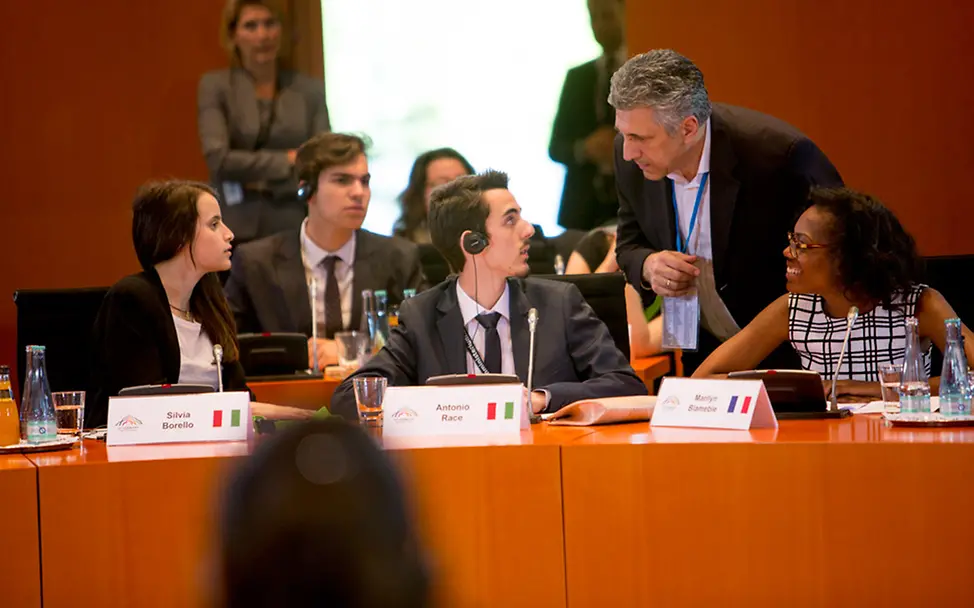 Zu den einzelnen Themen tragen die Jugendliche ihre Ergebnisse vor | © UNICEF/Julia Zimmermann J7-Gipfel in Berlin