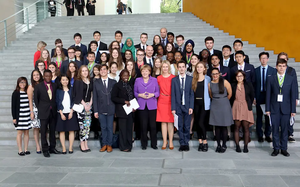 Gruppenfoto zum Abschluss mit Bundeskanzlerin Merkel und Bundesjugendministerin Schwesig | © UNICEF/Julia Zimmermann J7-Gipfel in Berlin