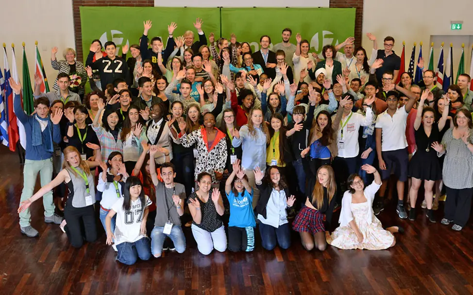 Ein Gruppenfoto zum Abschluss des J7-Gipfels | © David Ausserhofer J7-Gipfel Abschluss