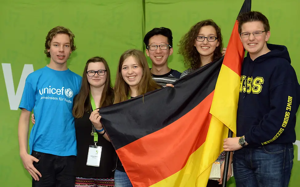 Alle J7-Teams präsentierten sich am Ende mit ihren Länderflaggen | © David Ausserhofer J7-Gipfel Abschluss