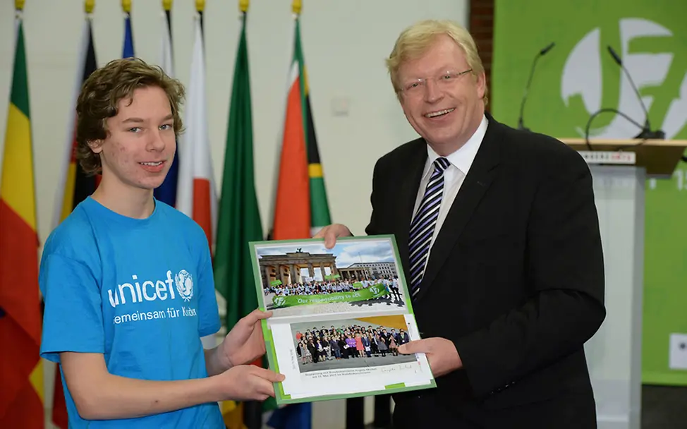 Zum Abschluss des J7-Jugendgipfels überreichte Staatssekretär Dr. Ralf Kleindiek den J7-Teilnehmern ihre Urkunden | © David Ausserhofer J7-Gipfel Berlin Abschluss