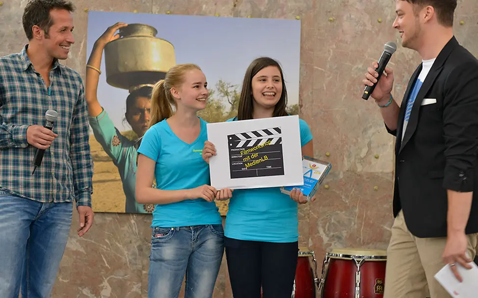 Die Gewinner des Online-Votings 2014 mit Felix und Willi Weitzel. | © UNICEF/DT2014-21265/Hyou Vielz JuniorBotschafter 2014: Gewinner des Online-Votings mit Felix und Willi Weitzel.
