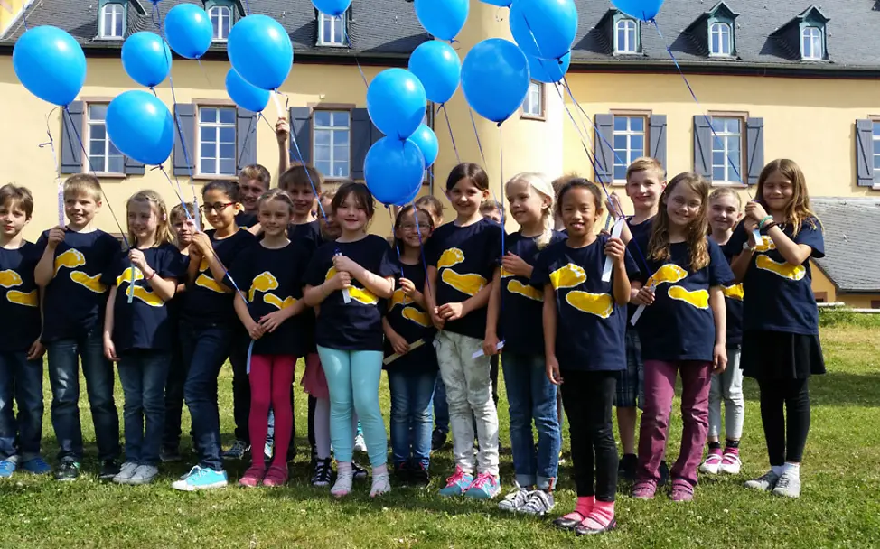 Die Schloss Ardeck-Grundschule aus Gau-Algesheim mit ihren Ballons – mit amtlicher Genehmigung! | © UNICEF/Chris Schuepp/2015 UNICEF-JuniorBotschafter 2015