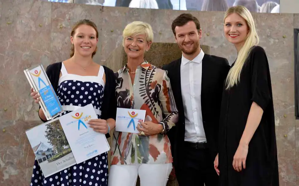 Der 3. Platz ging an Melanie Fischer (links) aus Landsberg am Lech für ihre vielen eigenen Aktionen für UNICEF | © UNICEF/Hyou Vielz JuniorBotschafter 3 Preis