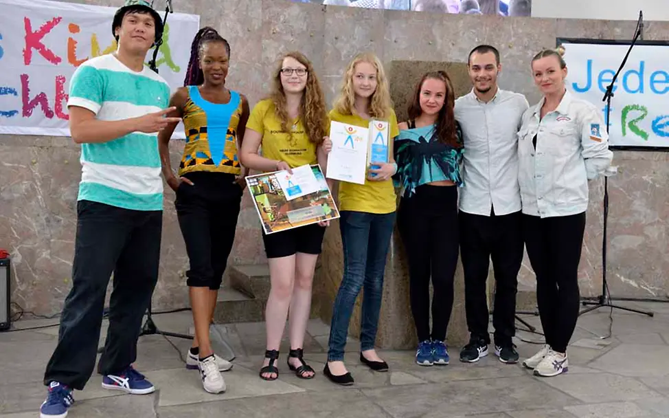 Der „Drangeblieben-Preis“ für die Boumdoudoum-AG des Neuen Gymnasiums Oldenburg | © UNICEF/Hyou Vielz JuniorBotschafter Preis Drangeblieben