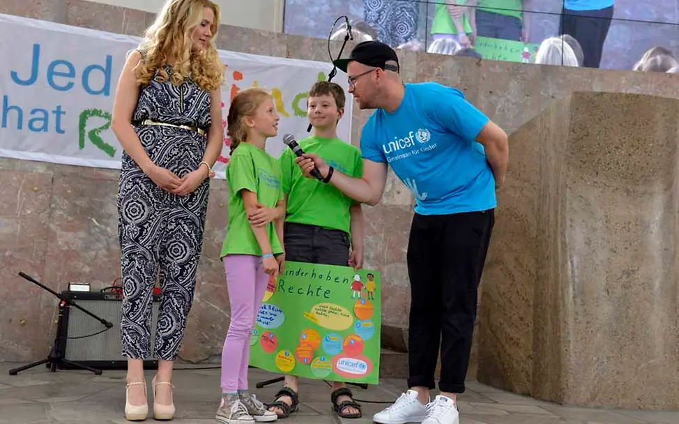 Der „Jede Aktion zählt-Preis" für die Mädchen und Jungen der Grundschule am Jakobsberg in Ockenheim | © UNICEF/Hyou Vielz JuniorBotschafter Preis Jede Aktion zählt