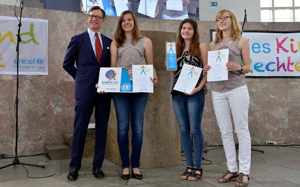 Sonderpreis „wir laufen für UNICEF“ für Sarah Elsner, Freya Stäblein und Franziska Helm | © UNICEF/Hyou Vielz JuniorBotschafter Sonderpreis Laufen
