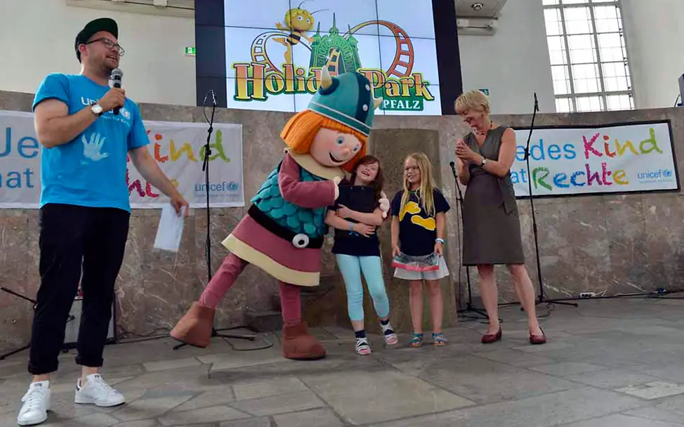 Der Sonderpreis „Kinderrechte in der Schule“ für die Klasse 3c der Schloss-Ardeck-Grundschule | ©UNICEF DT/Hyou Vielz JuniorBotschafter Sonderpreis Schule