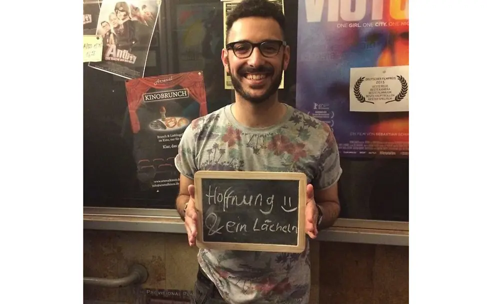 Bei der make a wish-Aktion der UNICEF-Hochschulgruppe Tübingen wünscht dieser junge Mann Flüchtlingskindern Hoffnung und ein Lächeln. | © UNICEF/HSG Tübingen Aktion Make a wish