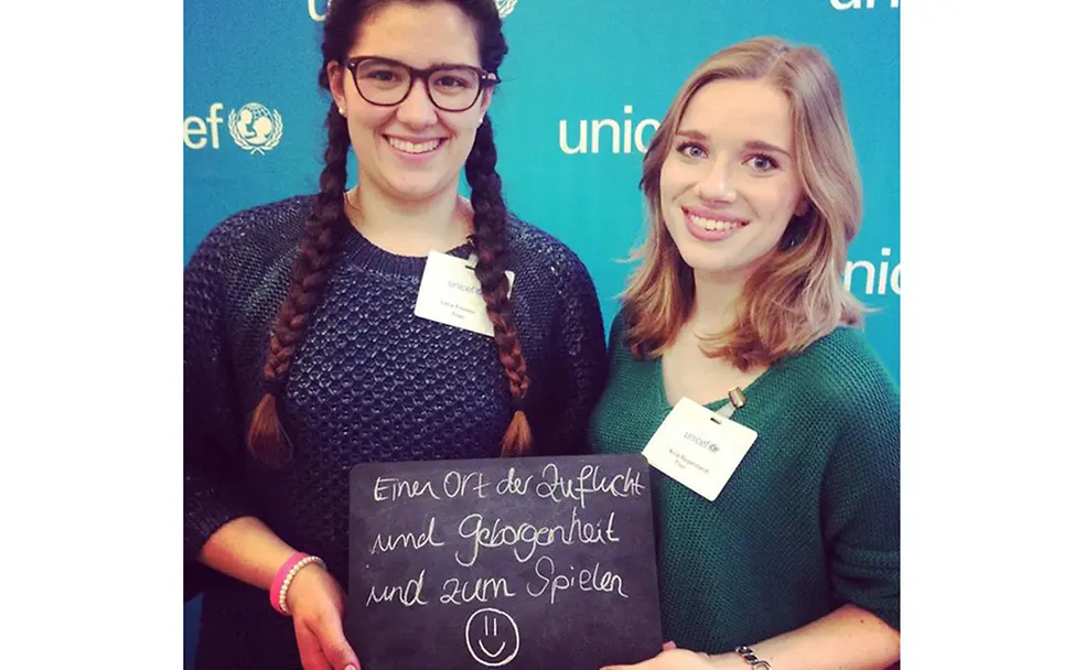 Einen Ort der Zuflucht und zum Spielen sowie Geborgenheit wünschen diese beiden Teilnehmerinnen eines UNICEF-Jugendtreffens in Köln Flüchtlingskindern | © UNICEF/Kleeb Aktion Make a wish