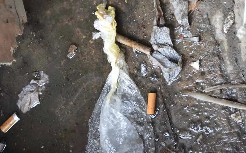 Gegen den Hunger: Tüten mit Rugby-Resten liegen überall verstreut | © UNICEF/Mäusbacher Philippinen Kinderschutz