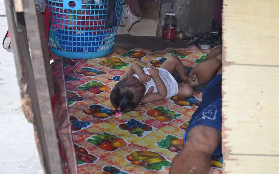 Viele Menschen schlafen einfach, so lange es geht, um durch den Tag und den Hunger zu kommen | © UNICEF/Mäusbacher Philippinen Kinderschutz