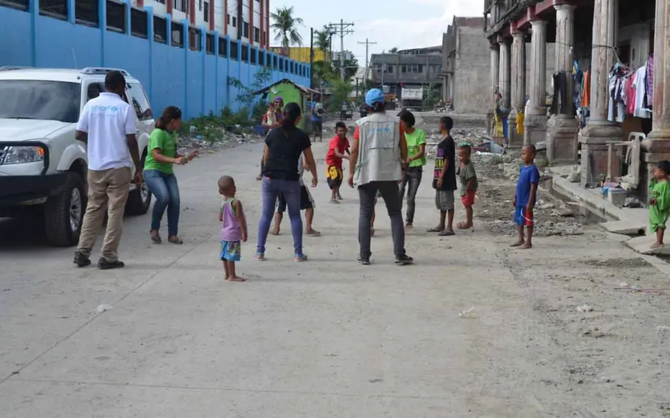Gegen Ende unseres Tages in der Straße spielen wir alle gemeinsam Frisbee. | © UNICEF/Mäusbacher Philippinen Kinderschutz
