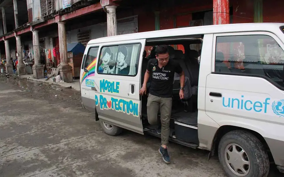 Das UNICEF-Mobil steckt voller Spielsachen, Möbel, Snacks und Unterlagen für die Kids. | © UNICEF/Mäusbacher Philippinen Kinderschutz