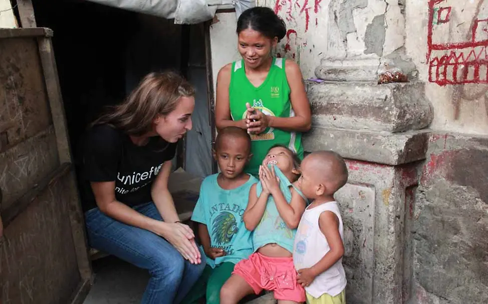 Auch sie freuen sich jedes Mal, wenn das bunte Auto kommt | © UNICEF/Mäusbacher Philippinen Kinderschutz