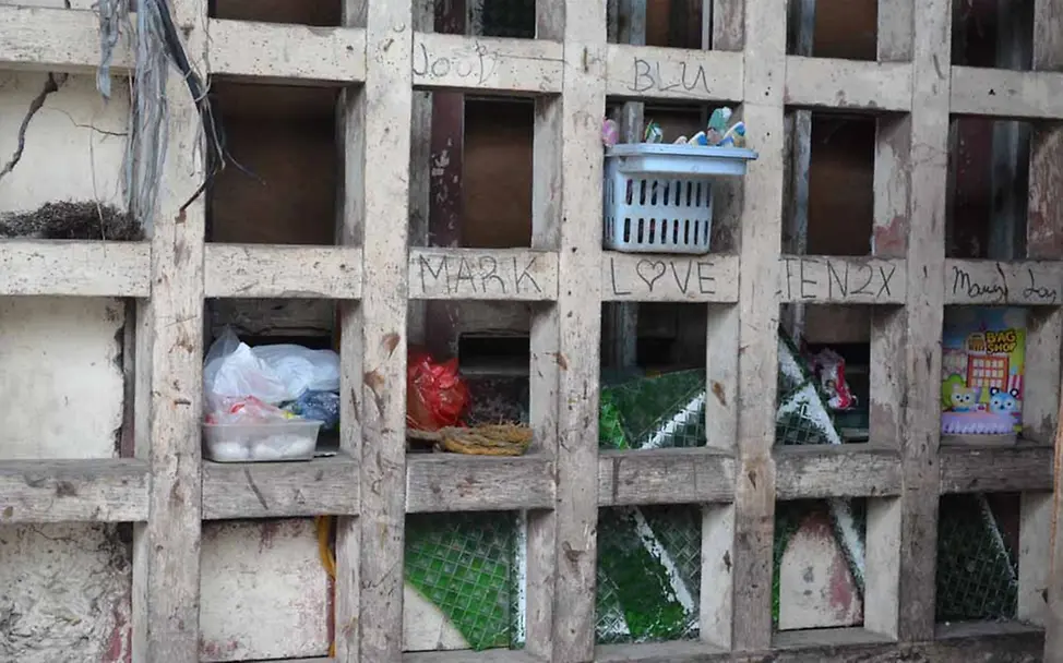 Ihre Habseligkeiten ordnen manche der Straßenbewohner in diesen Holzkästen | © UNICEF/Mäusbacher Philippinen Kinderschutz