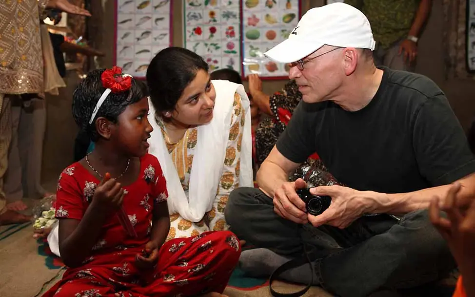 Stefan Findel im Gespräch mit einer Schülerin in Bangladesch | © UNICEF Bangladesch/Kiron Stefan Findel Bangladesch