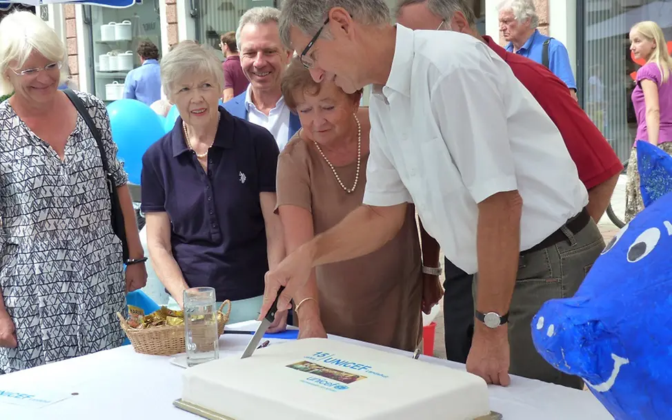 Anschnitt der Torte © UNICEF-AG Landshut/Erbe