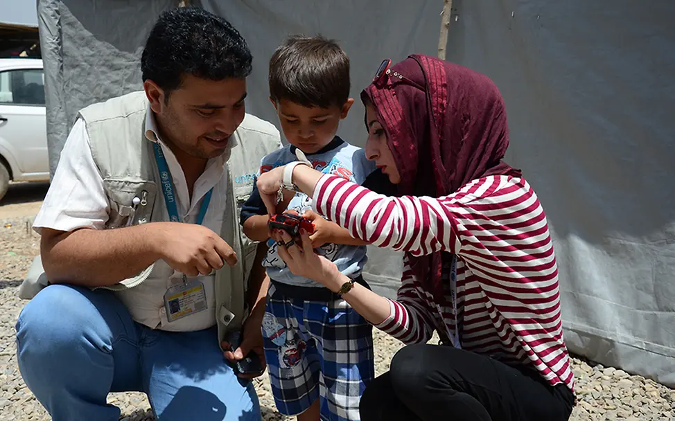 UNICEF-Mitarbeiter Jwan mit Wafa und Farhan | © UNICEF Iraq/2015/Niles Irak: UNICEF-Mitarbeiter Jwan mit Wafa und Farhan