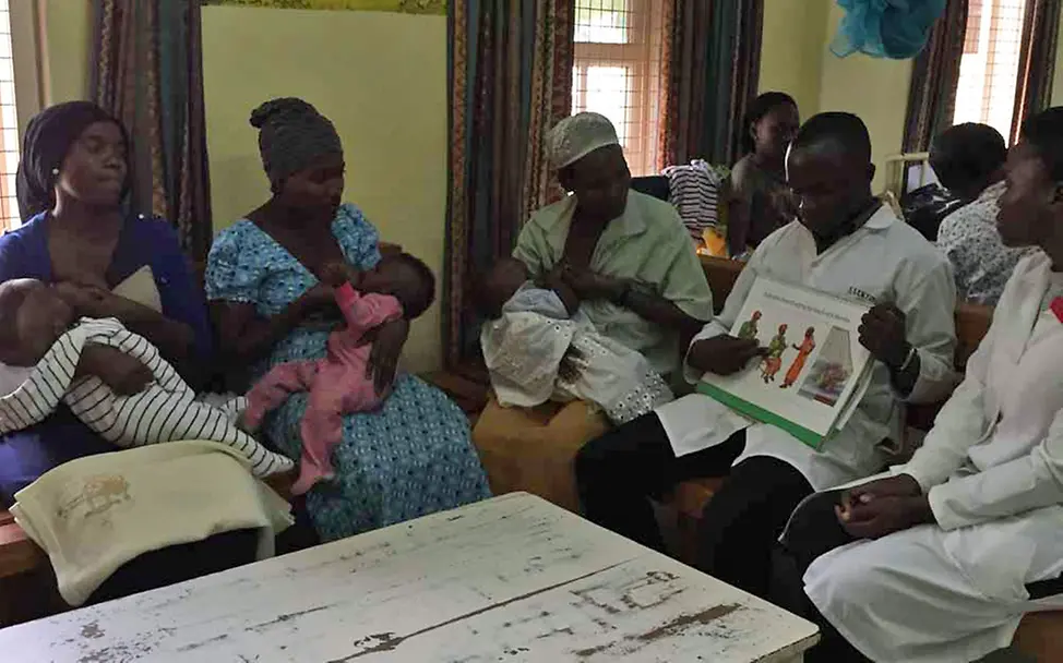 Bei der „Still-Klasse“ lernen die Mütter, warum Muttermilch für ihre Kinder in den ersten sechs Monaten das allerbeste ist. | © UNICEF/DT2015-23991/Lena Dietz Uganda Mütter stillen