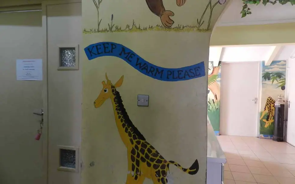 Bunte Bilder und einfache Hinweise an die Mütter aus Kindersicht, wie „Bitte halte mich warm“, zieren die Wände der Stationen. | © UNICEF/DT2015-23981/Lena Dietz Uganda