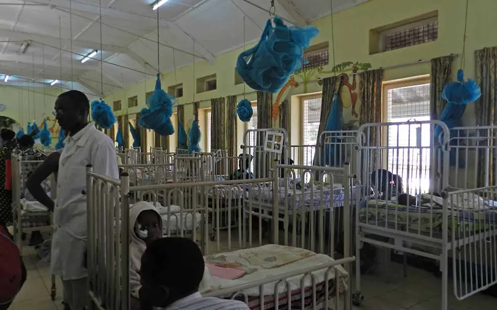 Auf der Giraffenstation bleiben die Kinder zur Erholung nach der Intensiv-Station einige Tage. | © UNICEF/DT2015-23996/Lena Dietz Uganda