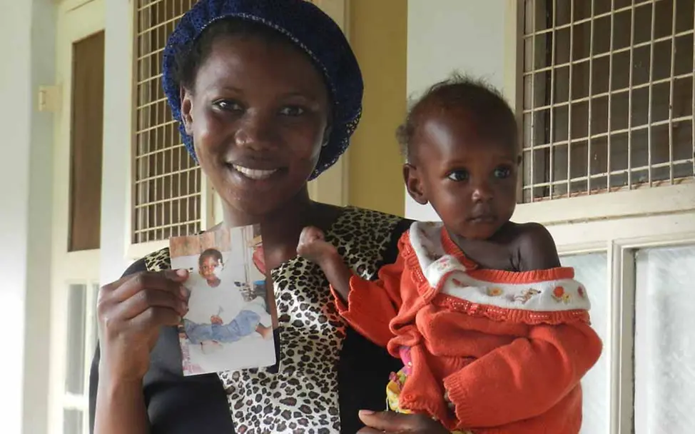 Sarah ist stolz und überglücklich, wie sich ihre Tochter Hanisha seit ihrer Einlieferung vor zwei Wochen entwickelt hat. | © UNICEF/DT2015-23986/Lena Dietz Uganda