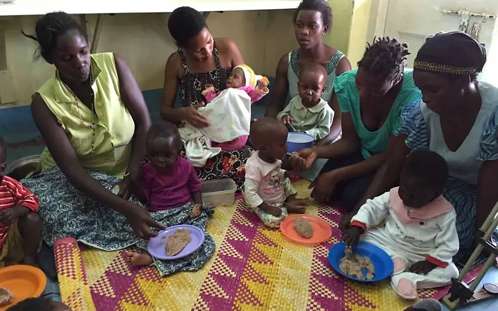 Die Mütter füttern die Kinder mit dem selbst gemachten, nahrhaften Brei. | © UNICEF/Dietz Uganda Ernährung