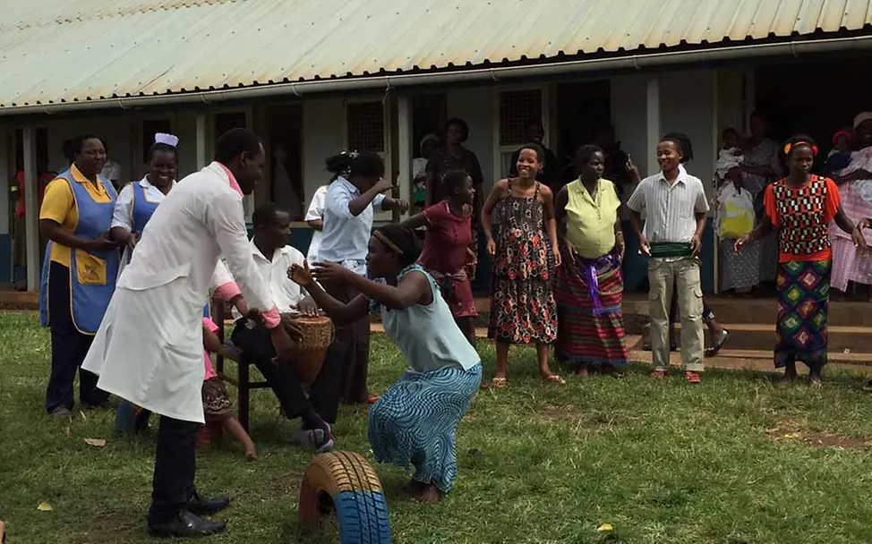 Mit einem selbstgedichteten Lied und einem Tanz bedanken sich die Mütter bei den Ärzten und UNICEF-Mitarbeitern. | © UNICEF/Dietz Uganda Tanz