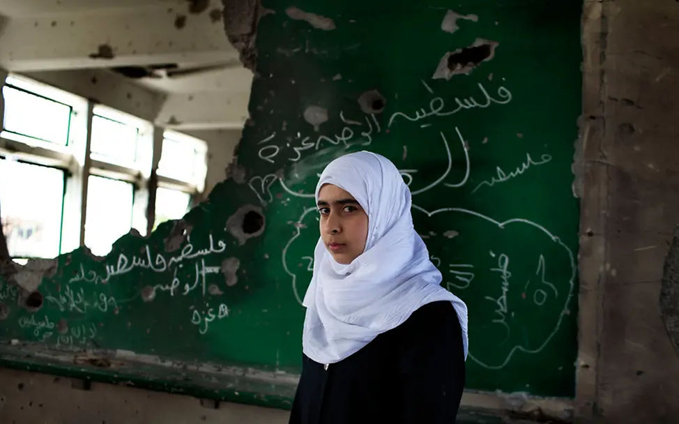 Ein Mädchen in ihrer zerstörten Schule © UNICEF/d’Aki Krieg zerstört Bildungs- und Zukunftsperspektiven von Kindern