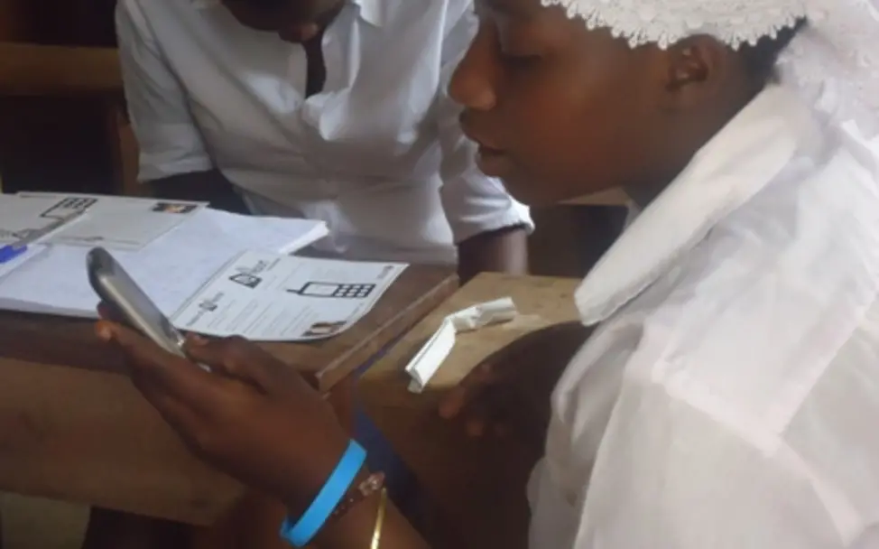 Ein Mädchen meldet sich zu U-Report an | © UNICEF UGDA/Caroline Barebwona U-Report: Ein Mädchen meldet sich zu U-Report an