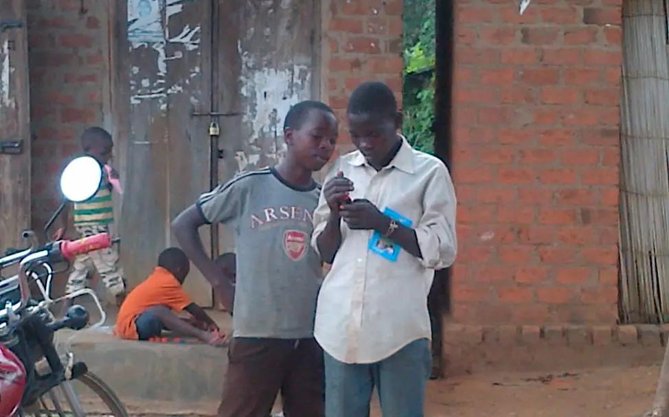 U-Reporter erhalten eine neue Nachricht | © UNICEF UGDA/Yusuf Atef U-Report: Neue SMS für U-Reporter