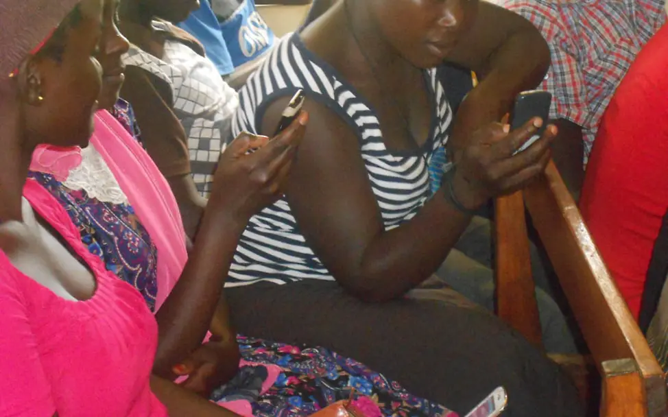 Mädchen lernen U-Report kennen | © UNICEF UGDA/Yusuf Atef U-Report: Mädchen lernen U-Report kennen