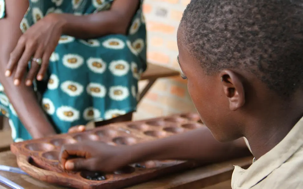 Traditionelles Brettspiel in Burundi | © UNICEF/Luthi Traditionelles Brettspiel in Burundi