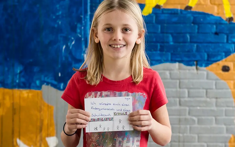 Wünsche für Flüchtlingskinder | © UNICEF/DT2015-34623/Annette Etges Inga (9) wünscht Flüchtlingskindern einen Platz in der Schule