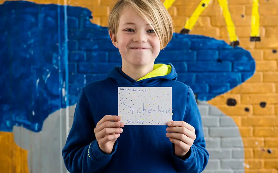 Wünsche für Flüchtlingskinder | © UNICEF/DT2015-34625/Annette Etges Piet (9) wünscht Flüchtlingskindern vor allem Sicherheit