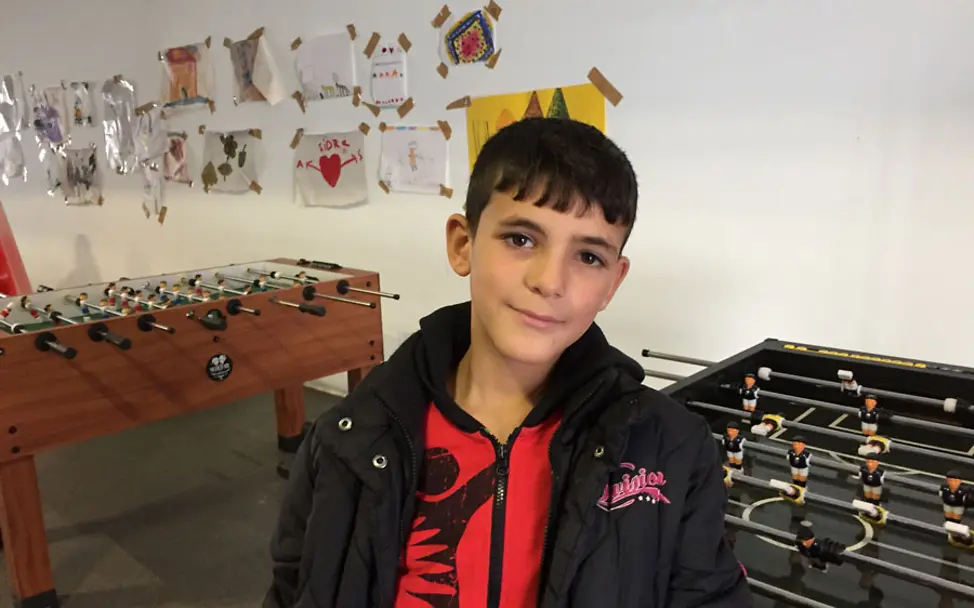 Hussein im Spielzelt des Aufnahmelagers | © UNICEF/Ninja Charbonneau Flüchtlingskinder erzählen: Hussein im Spielzelt des Aufnahmelagers