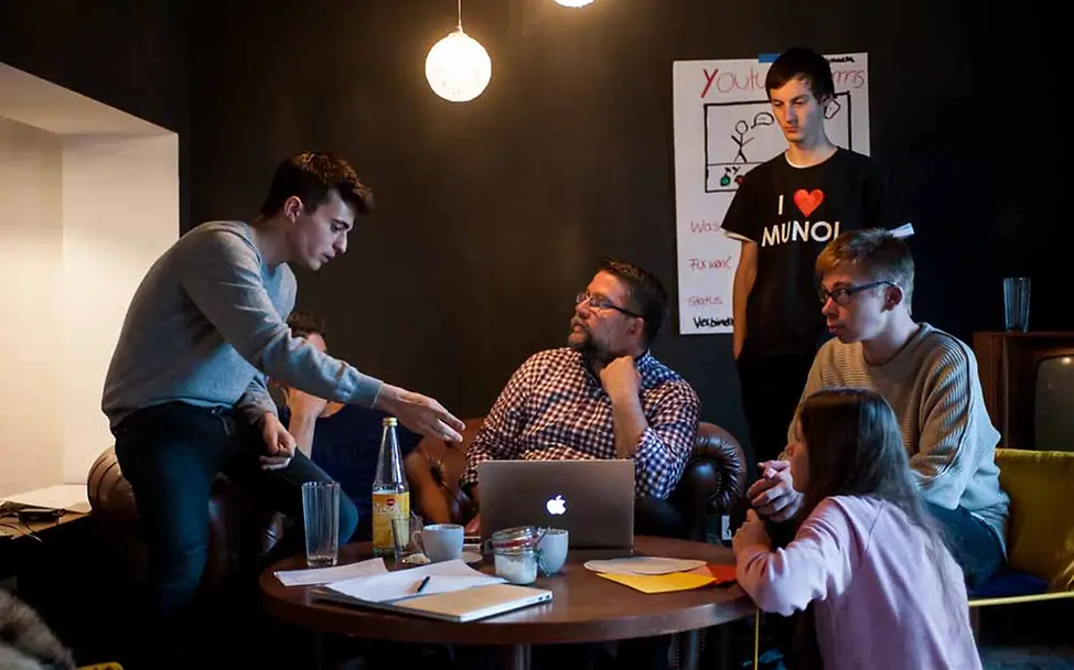 Intensive Arbeit mit App-Entwickler Jens Dreßler (Mitte) | © Thomas Ecke / GIZ WorldWeWant