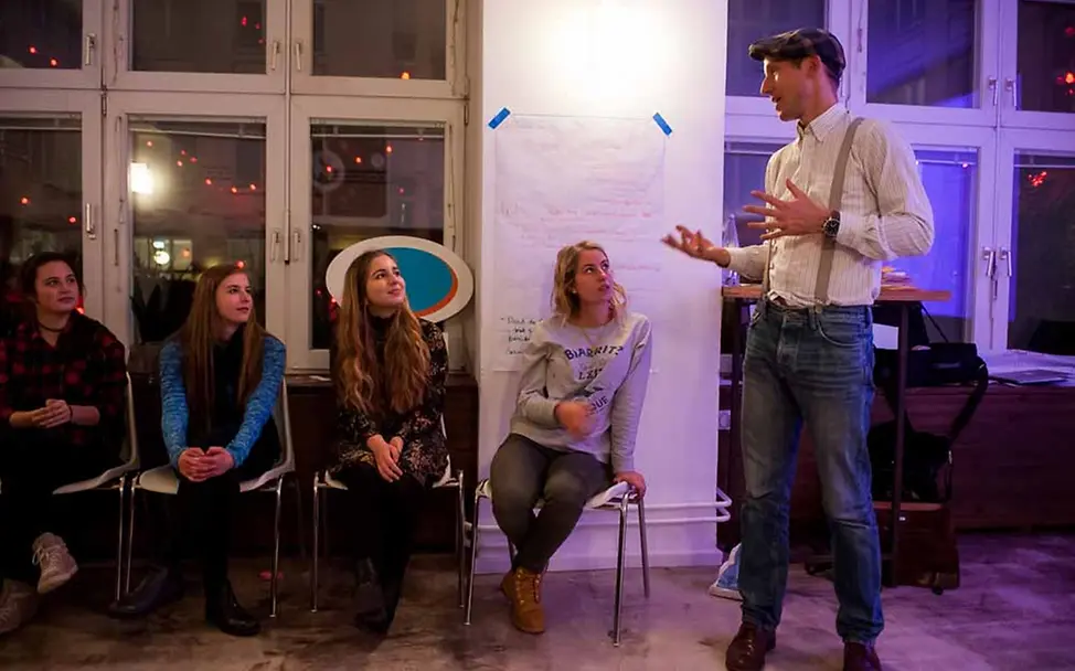 Moderator Daniel Unsöld (rechts) leitet die Jugendlichen an | © Thomas Ecke / GIZ WorldWeWant