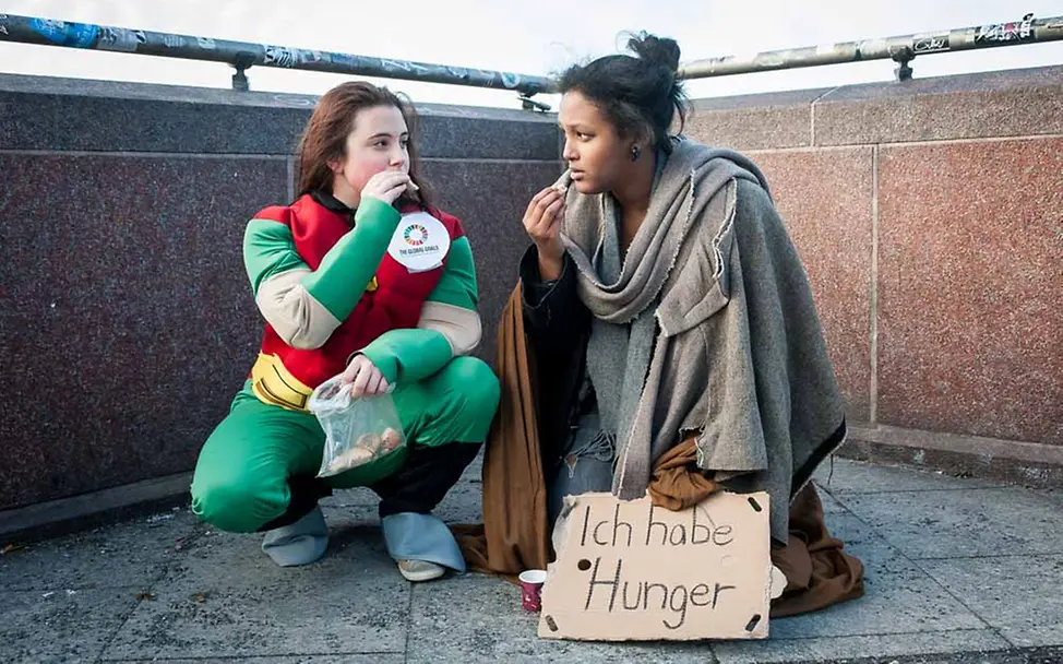 "Superheldin" Lisa-Marie Darras (15) und Sandra Kebede (16) in einer Szene für ihr Video | © Thomas Ecke / GIZ WorldWeWant