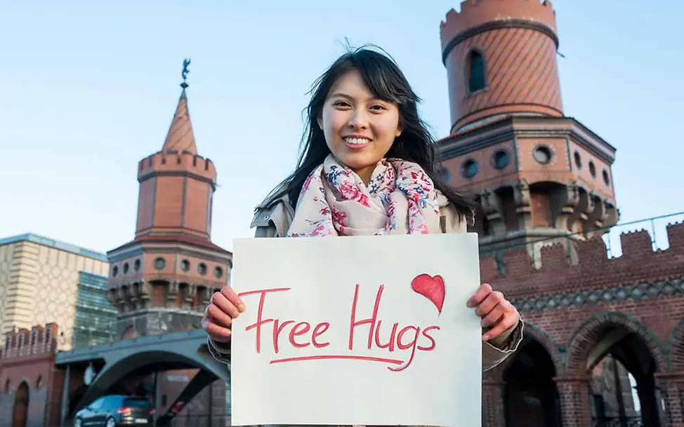 Tran Thi Huyen (19) bietet "free hugs" als Beitrag zum Frieden an | © Thomas Ecke / GIZ WorldWeWant