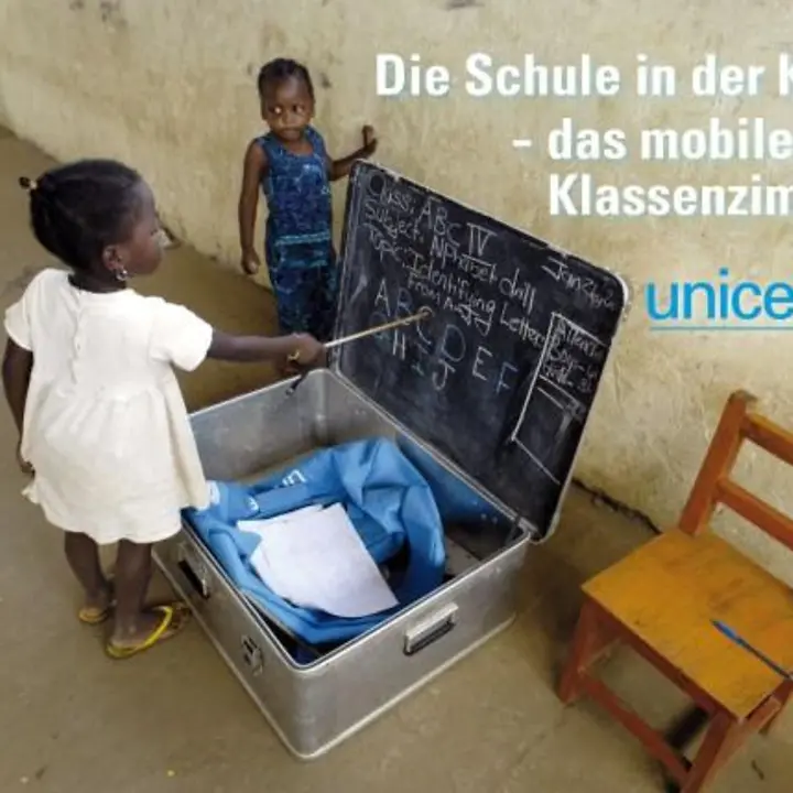 P_0051_Schule_in_der_Kiste_doppelseitig_2008.jpg P_0051_Schule_in_der_Kiste_doppelseitig_2008.jpg