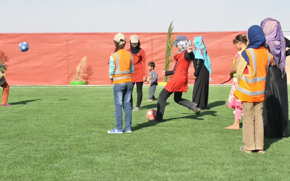 Beim Fußball im Azraq Camp vergisst Rouba ihre Sorgen. | © UNICEF/Charbonneau Beim Fußball im Azraq Camp vergisst Rouba ihre Sorgen.