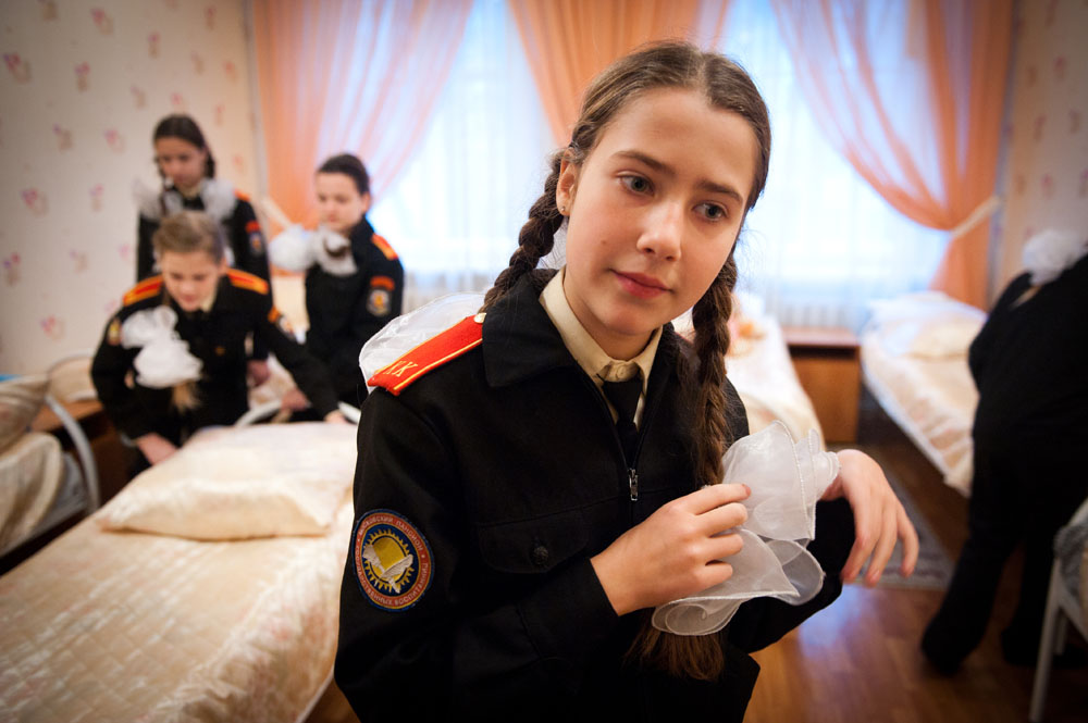 Russland: Strammstehen in der Schule | ©Sergey Kozmin/Focus Russland: Strammstehen in der Schule